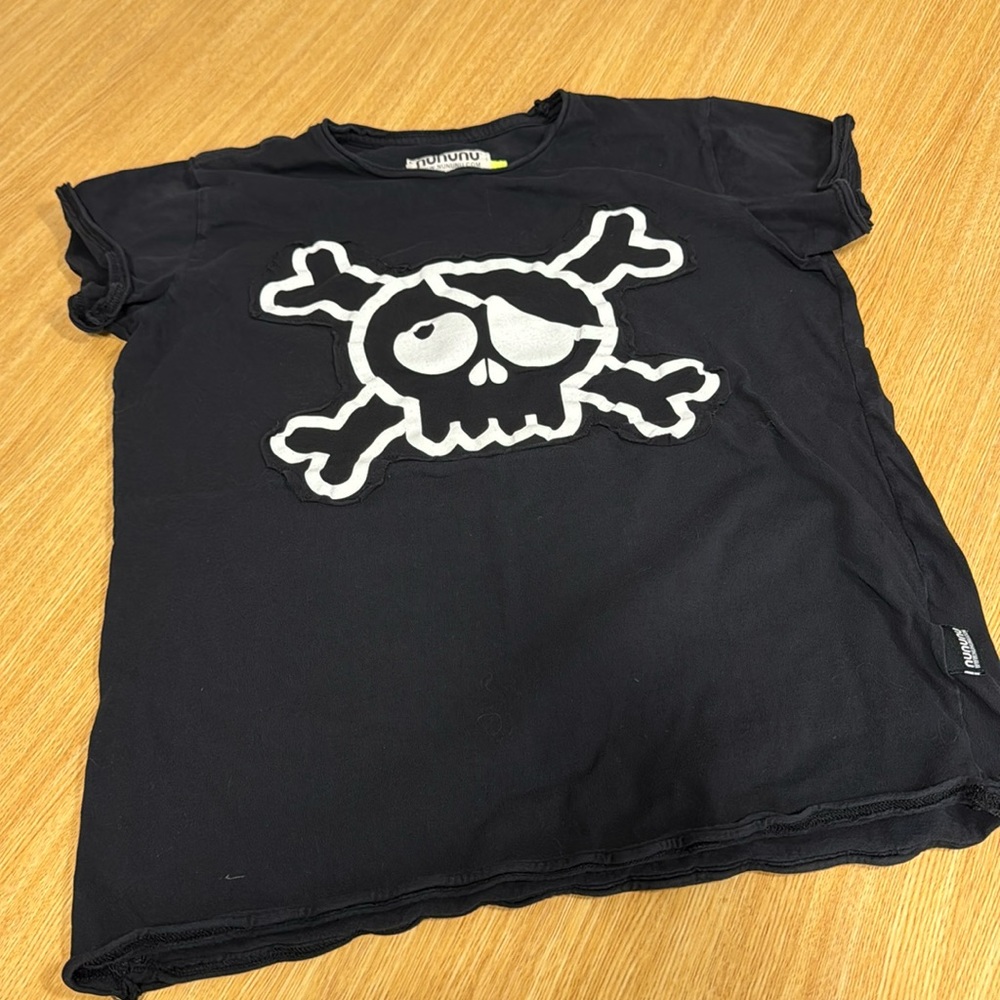 Nununu light t-shirt, size 10/11. Gentle used condition.
